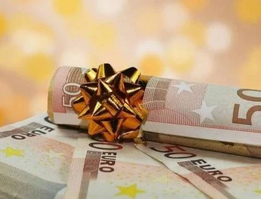 Τι πρέπει να γνωρίζετε για το δώρο Χριστουγέννων-Πότε καταβάλλεται και τι σας αναλογεί-Υπολογίστε το με online εφαρμογή